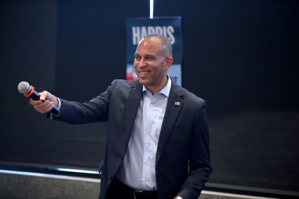 Jeffries Endorses Mamdani, Urges Democratic Unity Ahead of NYC Vote